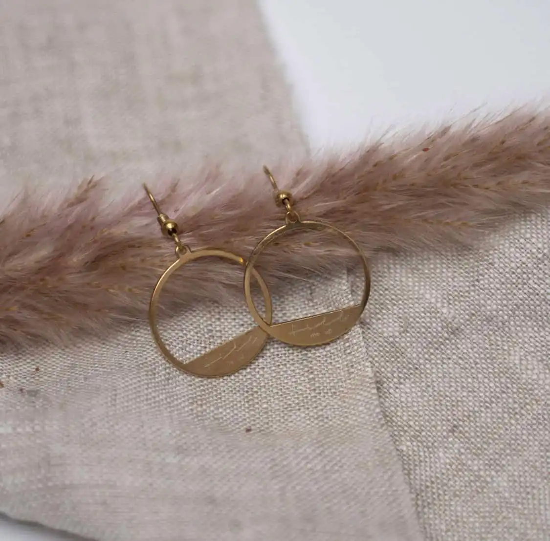 Hochwertige goldene Christliche Ohrstecker mit schlichter religiöser Gravur.