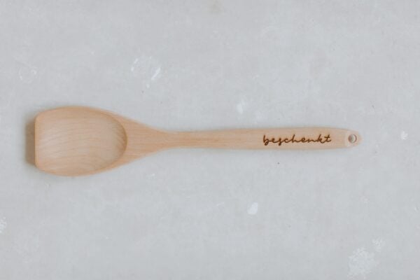Bestickte Holzschaufel mit Gravur "beschenkt" für christliche Geschenke.