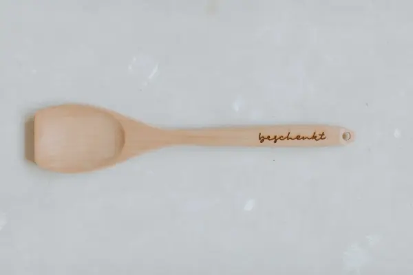 Bestickte Holzschaufel mit Gravur "beschenkt" für christliche Geschenke.