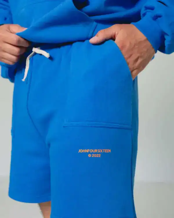 - Premium christliche Mode mit Streifen-Design auf Shorts und Hoodie.