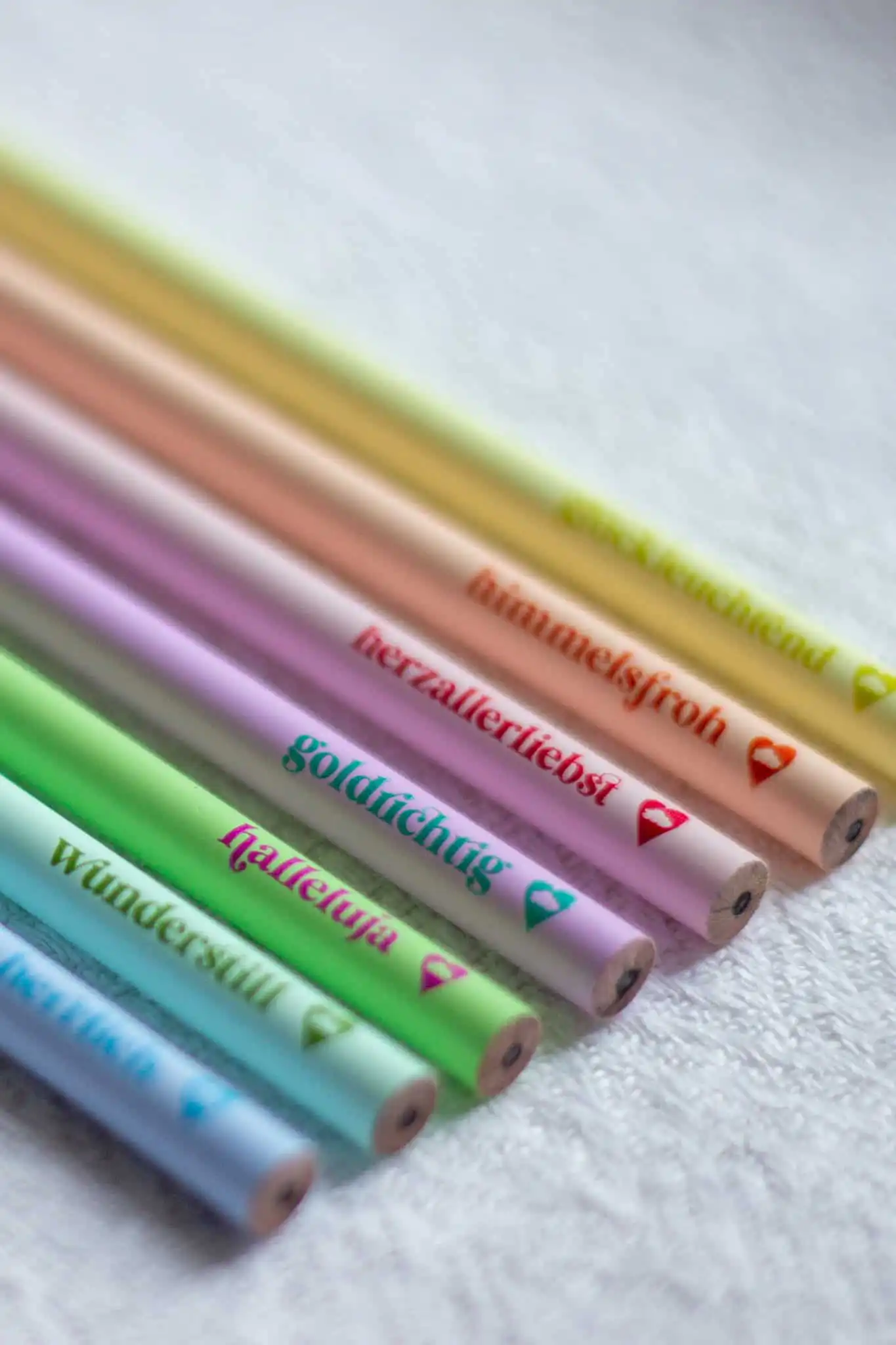 Bunte christliche Stifte mit religiösen Botschaften für Gebet und Inspiration.