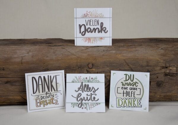 Hochwertige christliche Dankes-Karten auf Holzuntergrund präsentiert.