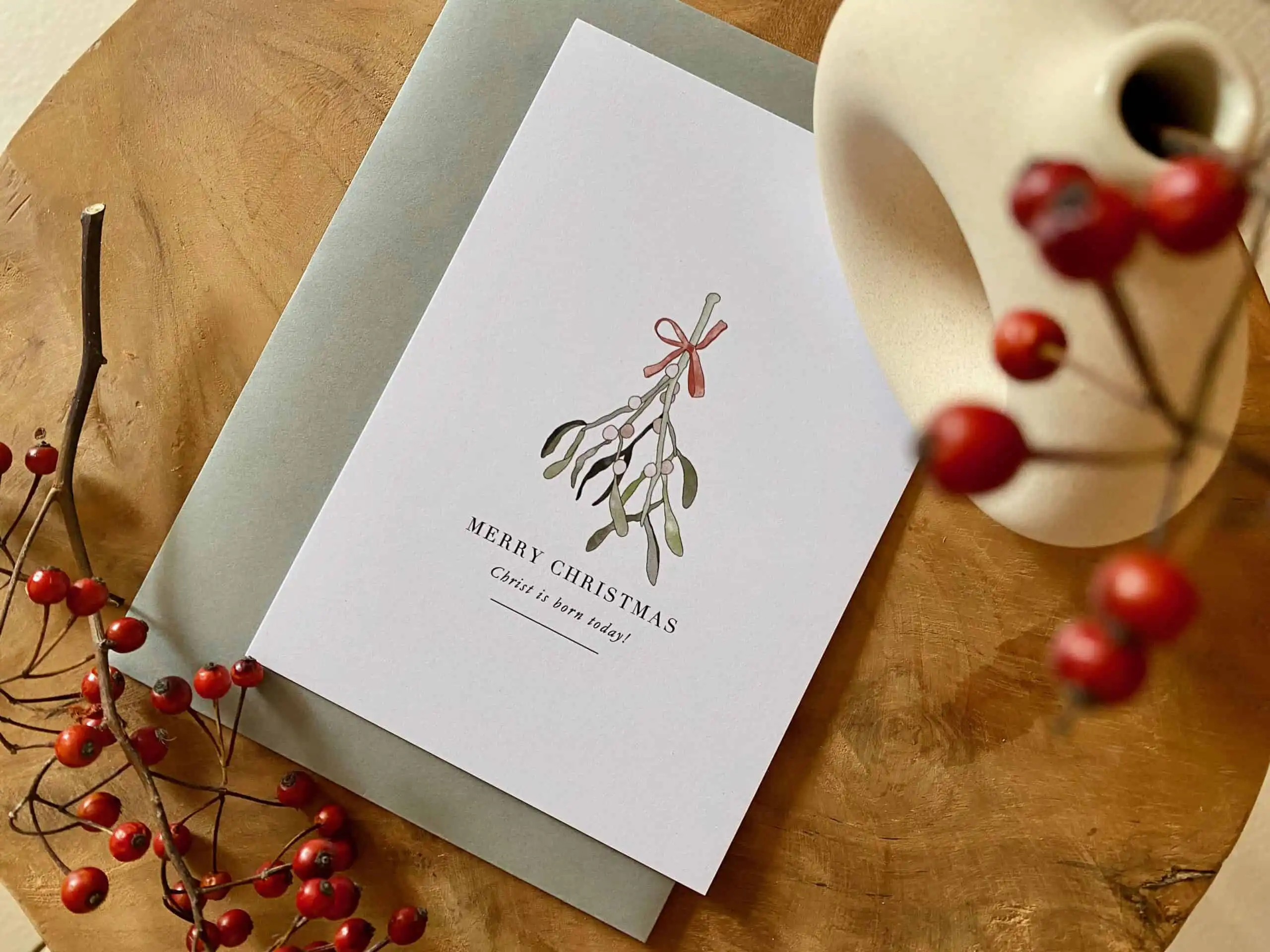 Feierliche Weihnachtskarte mit christlichem Gruß und Silberelementen.