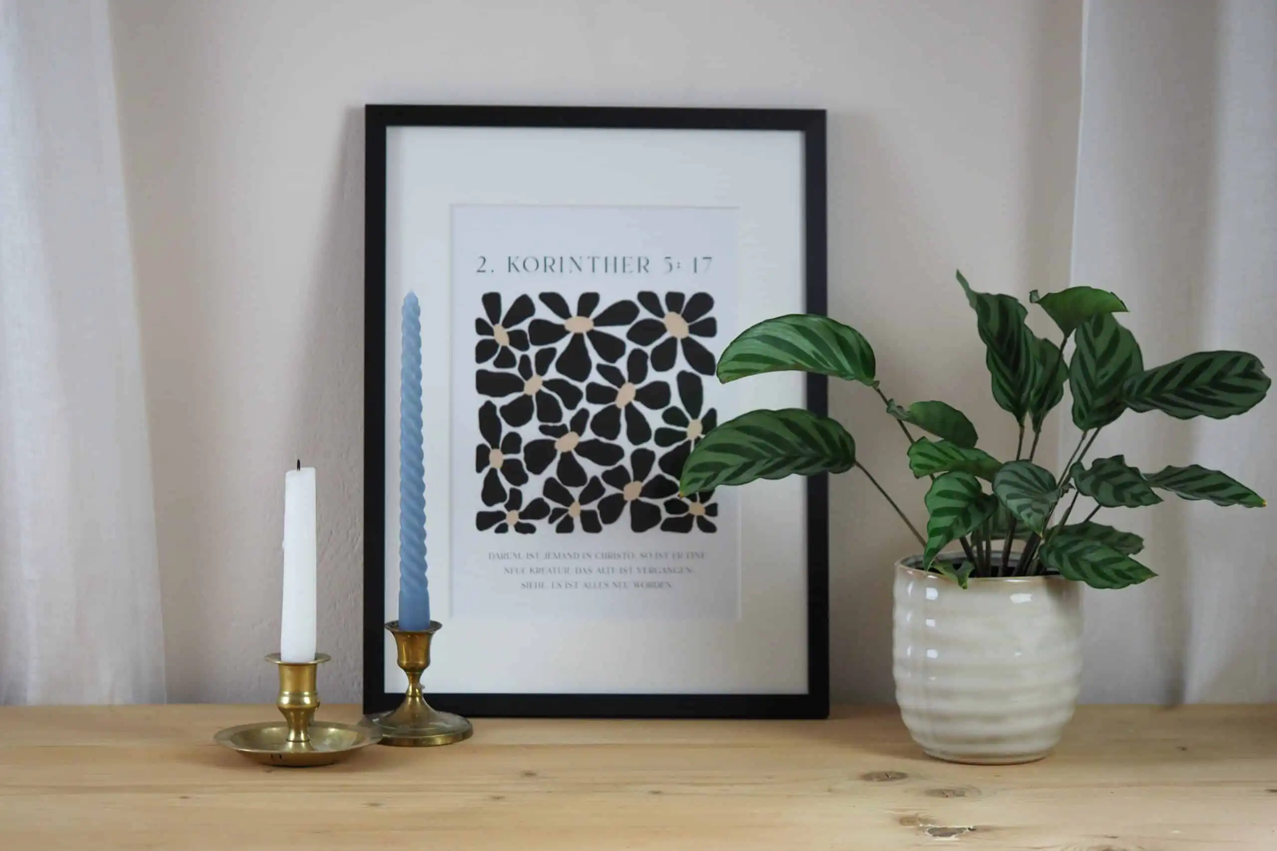 Zweckmäßiges christliches Wohnaccessoire mit Bibelzitat und Dekoration, in Innenraum eingesetzt.