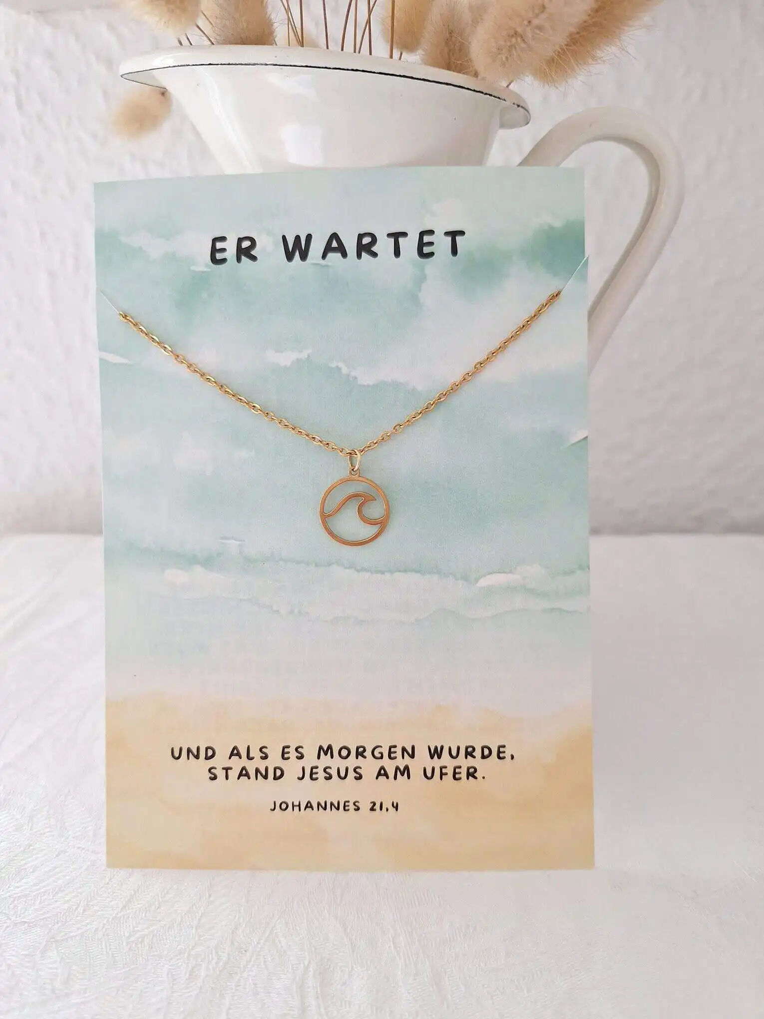 Elegantes christliches Schmuckstück mit Kreuz-Anhänger, Glaube, Jesus, Inspiration.