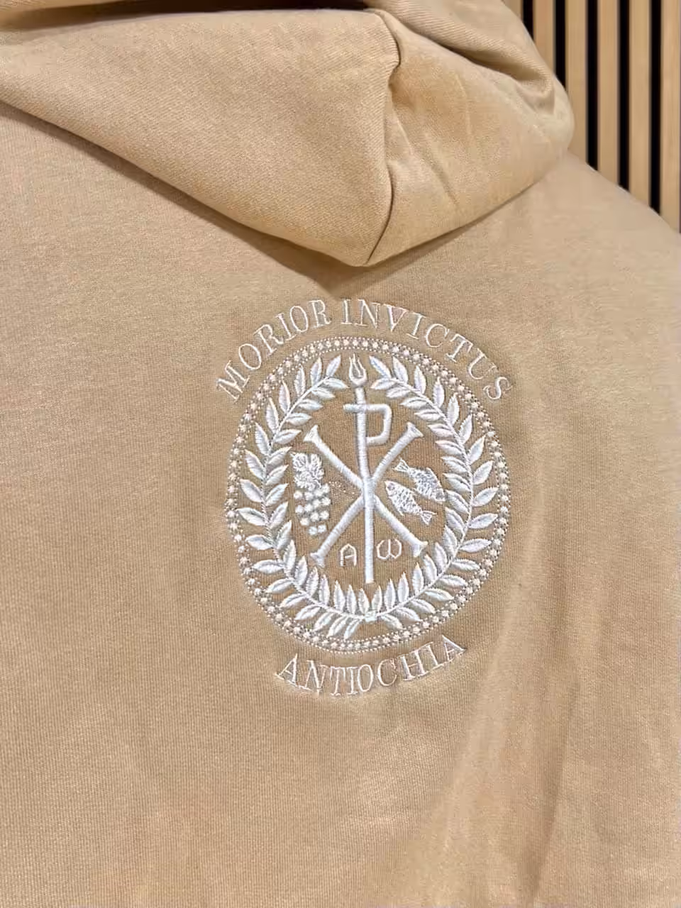 Hochwertiger christlicher Hoodie mit Logo und Bibeltext, Ideal für Glaubensgemeinschaften.