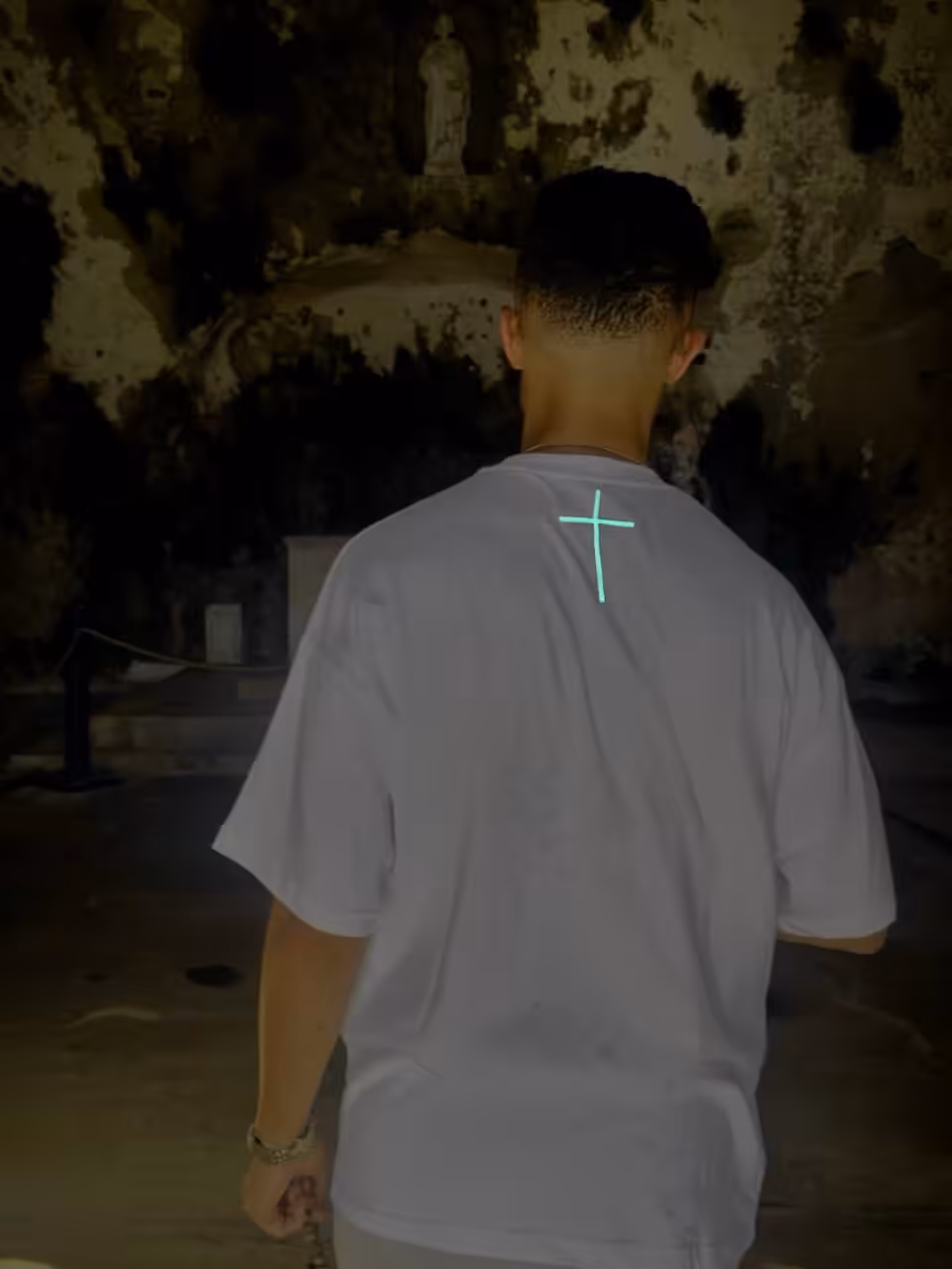 Glaubenssymbol Kreuz auf hinten am T-Shirt bei christlichem Anlass, Spiritualität, religiöse Mode.