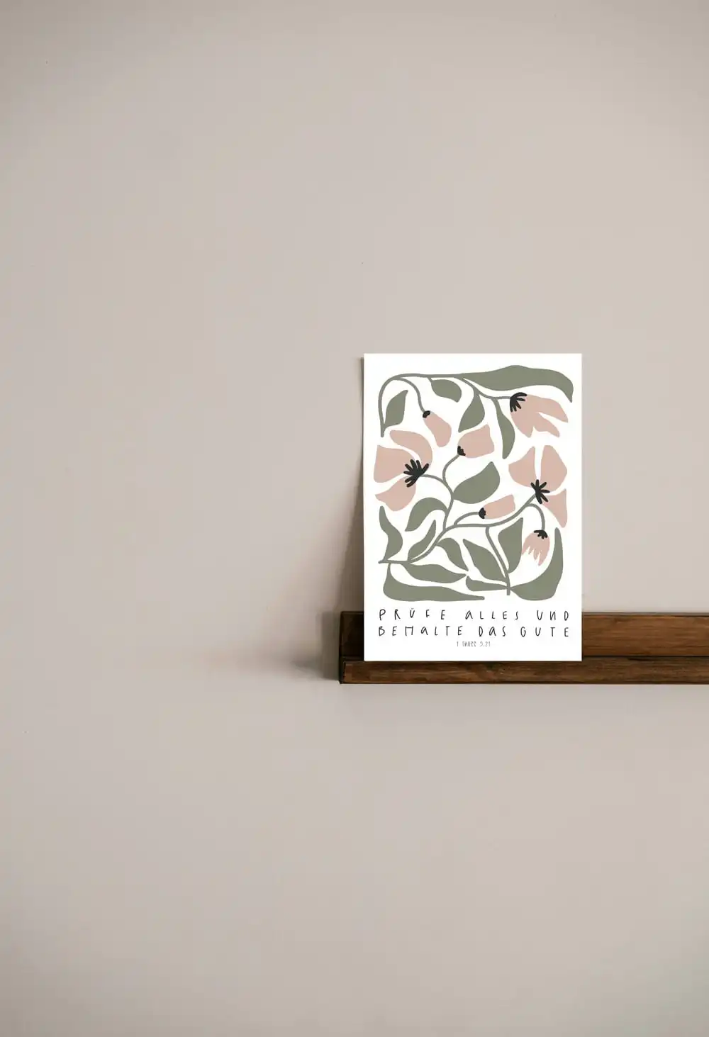 Ein christliches Wandbild mit Bibelvers auf dekorativer floralillustration, stilvoller Raumlook.