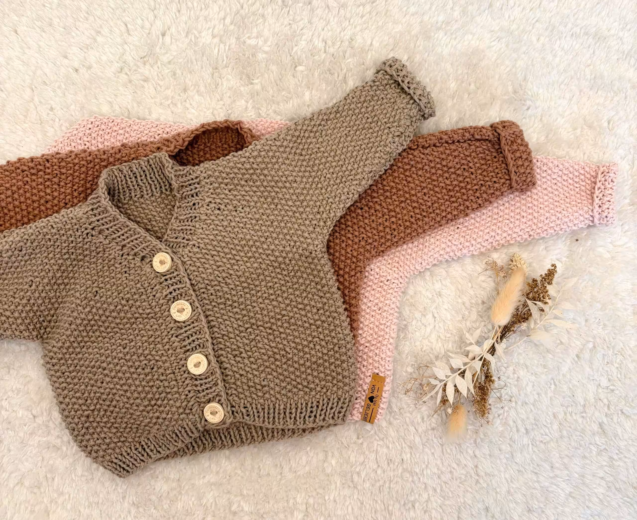 Handgestrickter jesus christ Pullover in neutral Tönen.