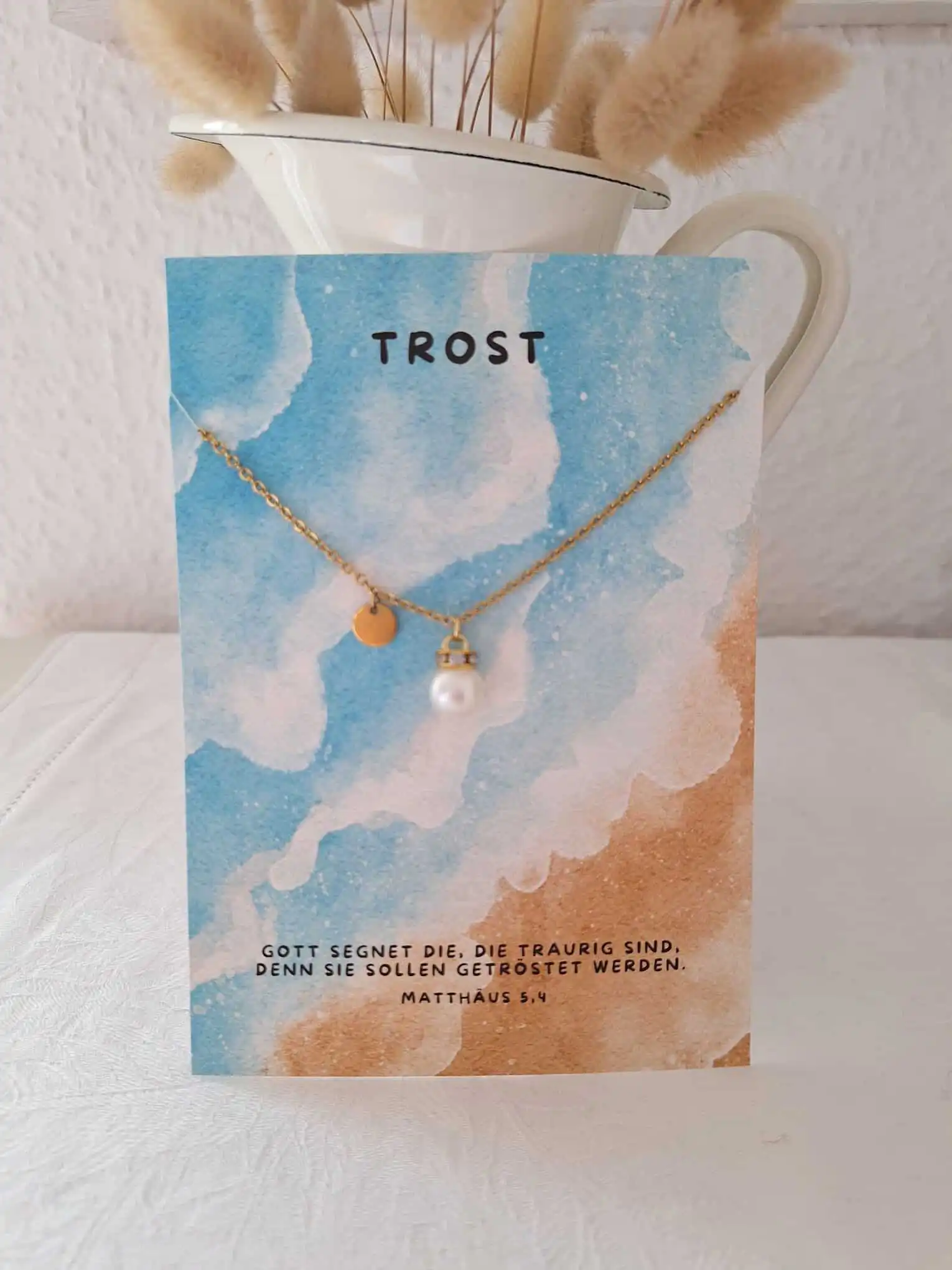 Halskette mit Perle und Anhänger, christliches Schmuckstück, Glaubensaccessoire.