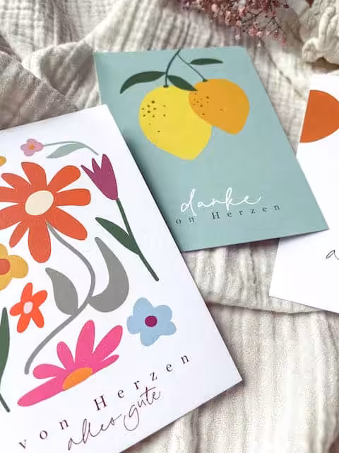 Blumenkarte mit christlichem Dankesgruß und bunter Blumenillustration für religiöse Anlässe.