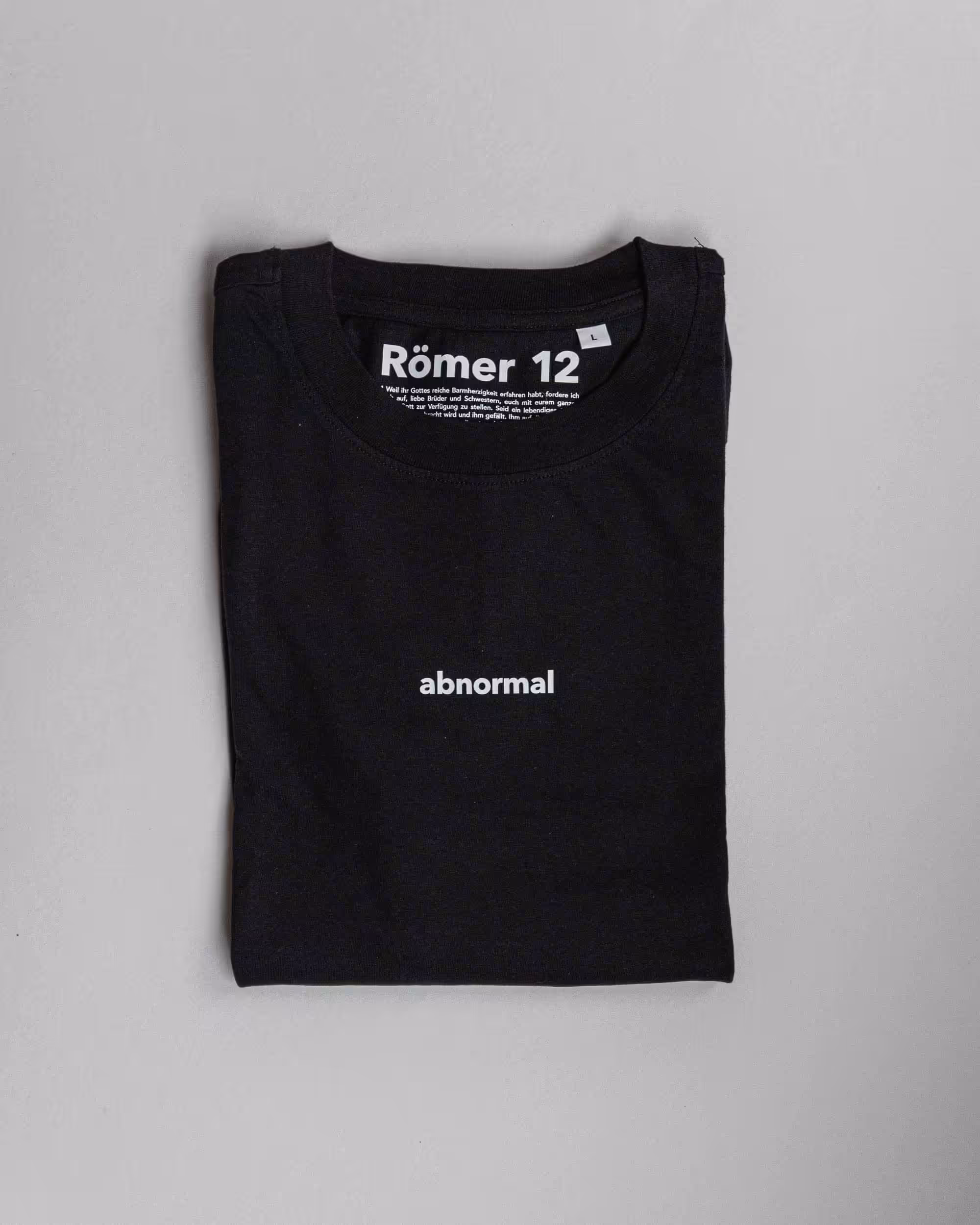 Moderner schwarzer T-Shirt mit "abnormal" Print, christliche Mode, christliches Design, mit Logo.