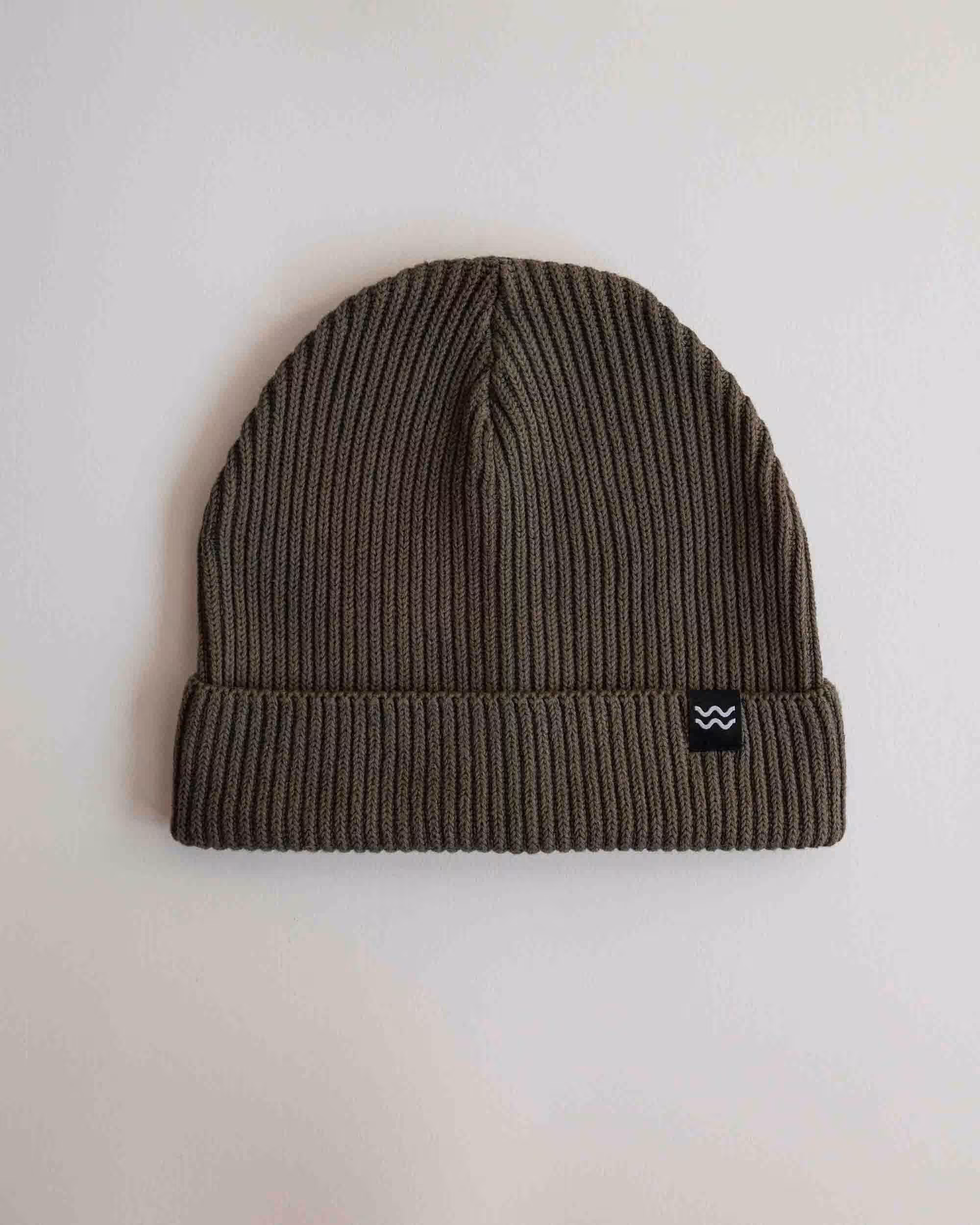 Schwarz-graue Mütze aus Wolle, Modeaccessoire, winterlich, bequem.