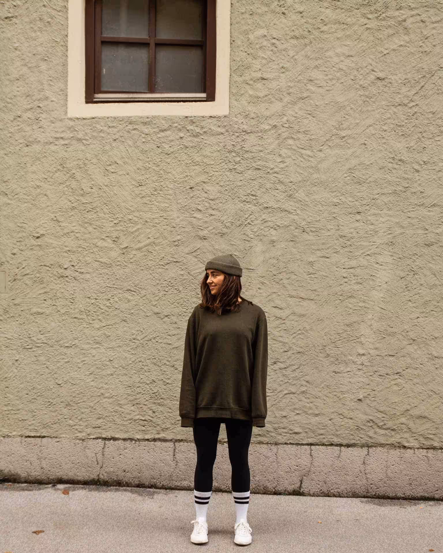 fisherman beanie / khaki / kolosser3 5 Moderner Christlicher Streetwear-Look mit bequemer Sweatshirt und Sneakern.