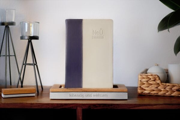 Moderner christlicher Gebetbuchständer auf Holztablett im Wohnraum.