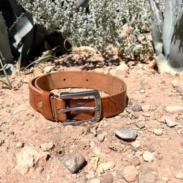 Naturleder-Gürtel mit Metallschließe, stilvoller christlicher Modeaccessoire.