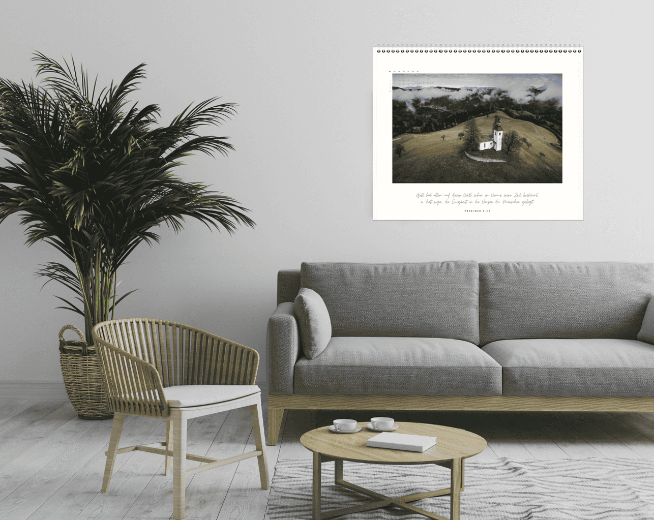 Design Kalender 2025 1 Moderner Wohnraum mit stilvollem Sofa, Palmengarten und Wandbild, christliche Marken, Mookho.de.
