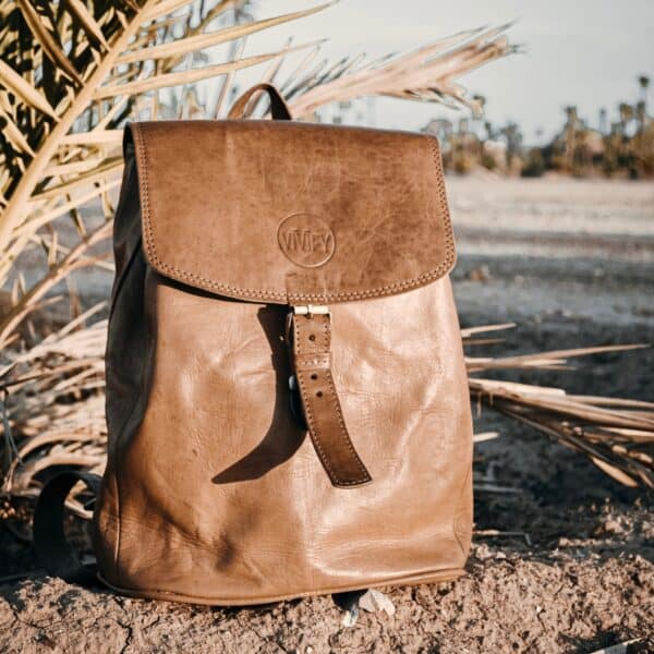 Hochwertiger Lederrucksack mit christlichem Design, veganfreundlich, nachhaltige Mode.