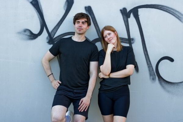 Junge Menschen in schwarzer Kleidung vor Graffiti-Wand, christliche Marke, christliche Mode, christliche Lifestyle, Mookho.de.