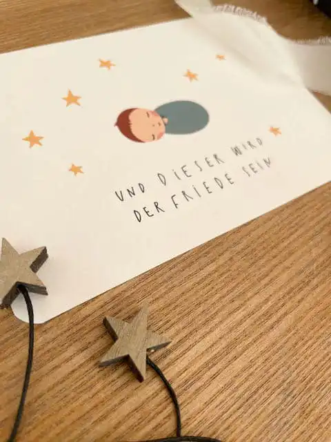 Kunstkarte mit Kinderbild und biblischem Spruch, christliche Dekoration, religiöse Grußkarte.