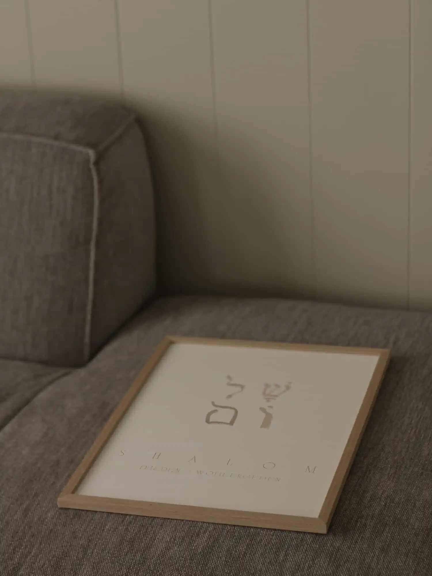Poster "Shalom" 3 Moderne christliche Dekoration auf Sofa mit Schriftzug.