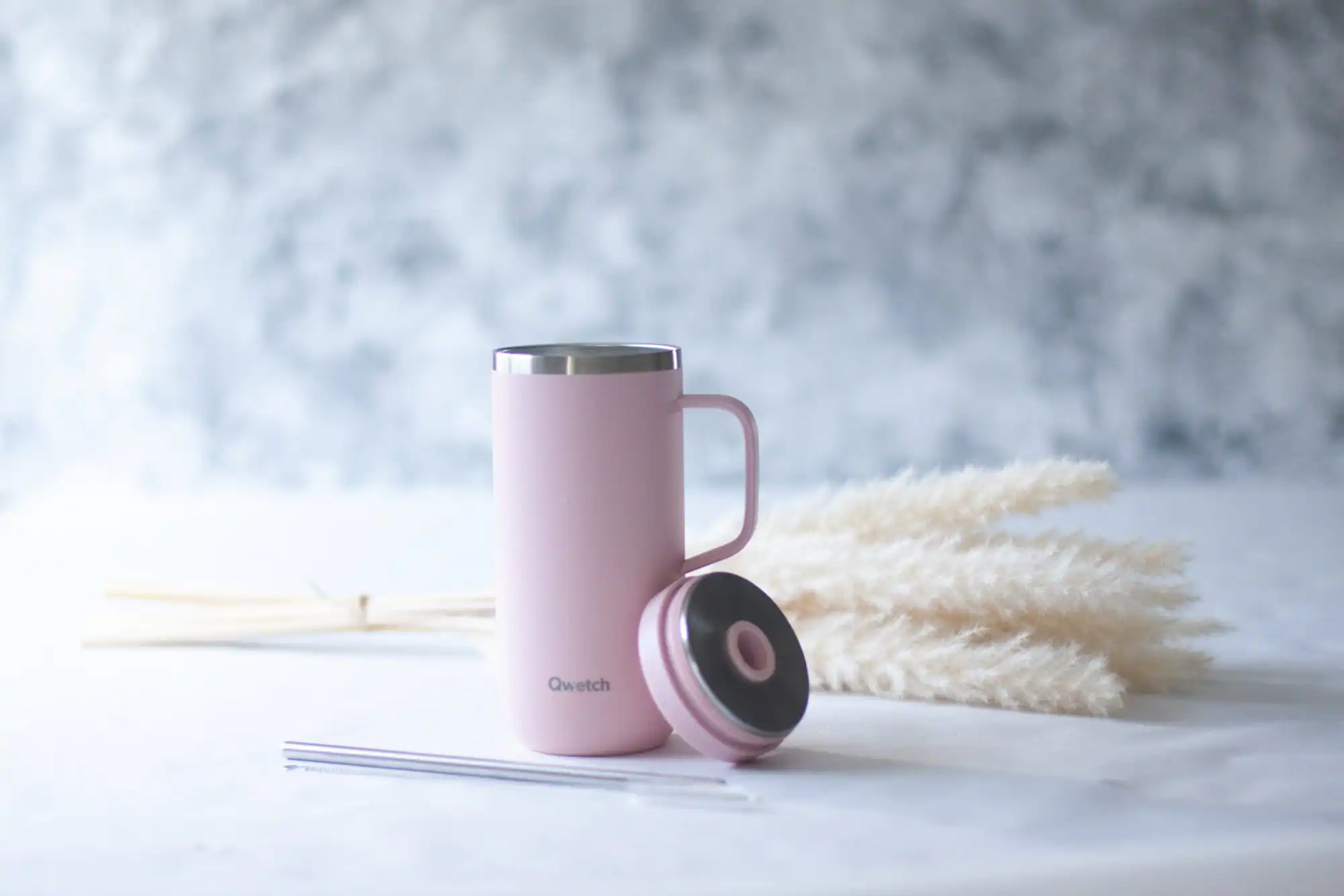 Christlicher Thermobecher aus recyceltem Edelstahl mit Gravur 5 Moderner pinker Wasserkocher mit Edelstahl-Deckel und Spirituosen-Design auf weißem Hintergrund.