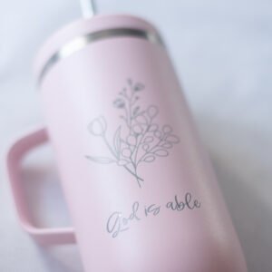 Christlicher Thermobecher mit Gravur in drei Farben (beige, rosa, dunkelblau), aus Edelstahl, isoliert, mit christlichem Spruch und Blumenstrauß gestaltet.