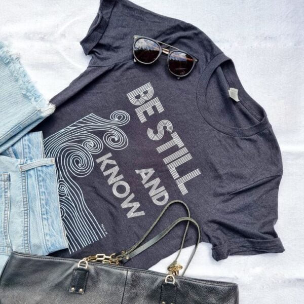 Moderner T-Shirt mit inspirierendem Spruch für christliche Mode.