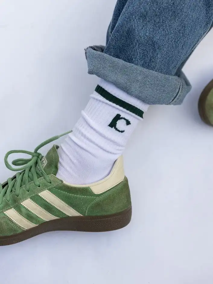 Radiant - Socks 2 Moderner Streetwear mit grünen Sneakers und weißen Socken, Jeans im Casual Look.