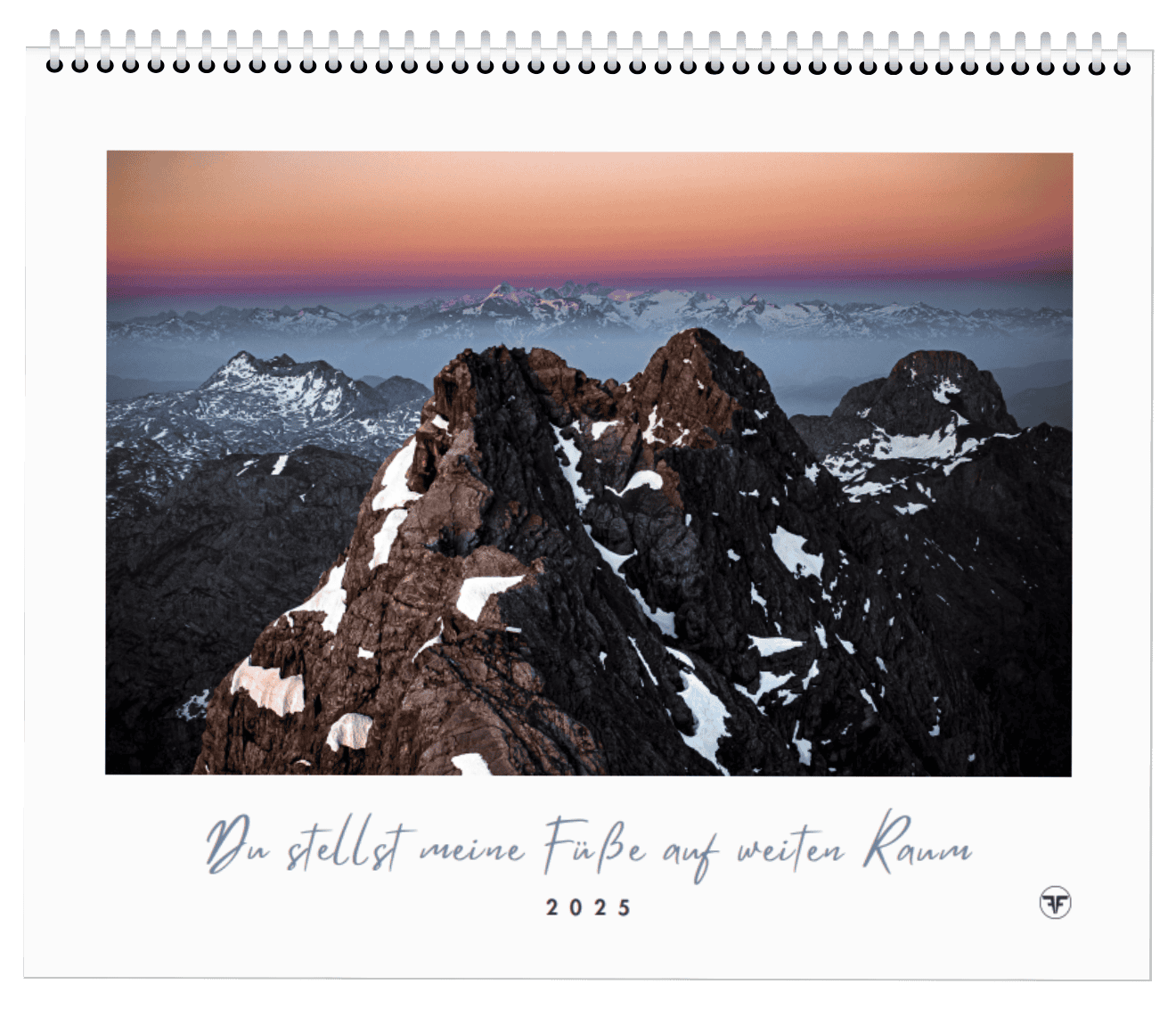 Design Kalender 2025 2 Kräftige Berggipfel mit Schneeflecken bei Sonnenuntergang, spirituelle christliche Inspiration.