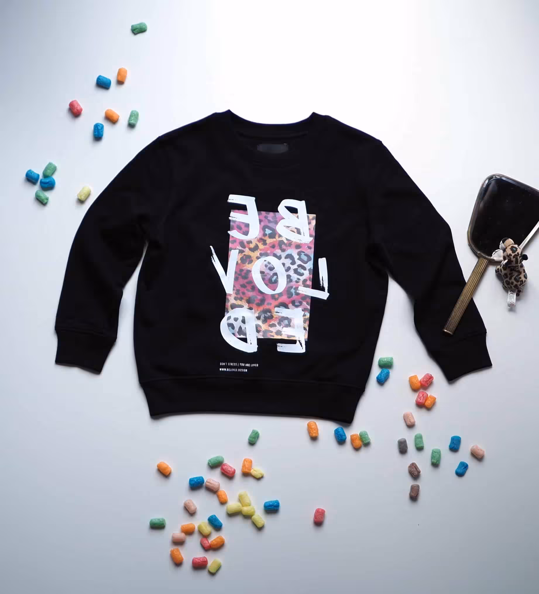 Farbenfrohes christliches Kleidungssweatshirt mit trendigem Design, ideal für Christen.