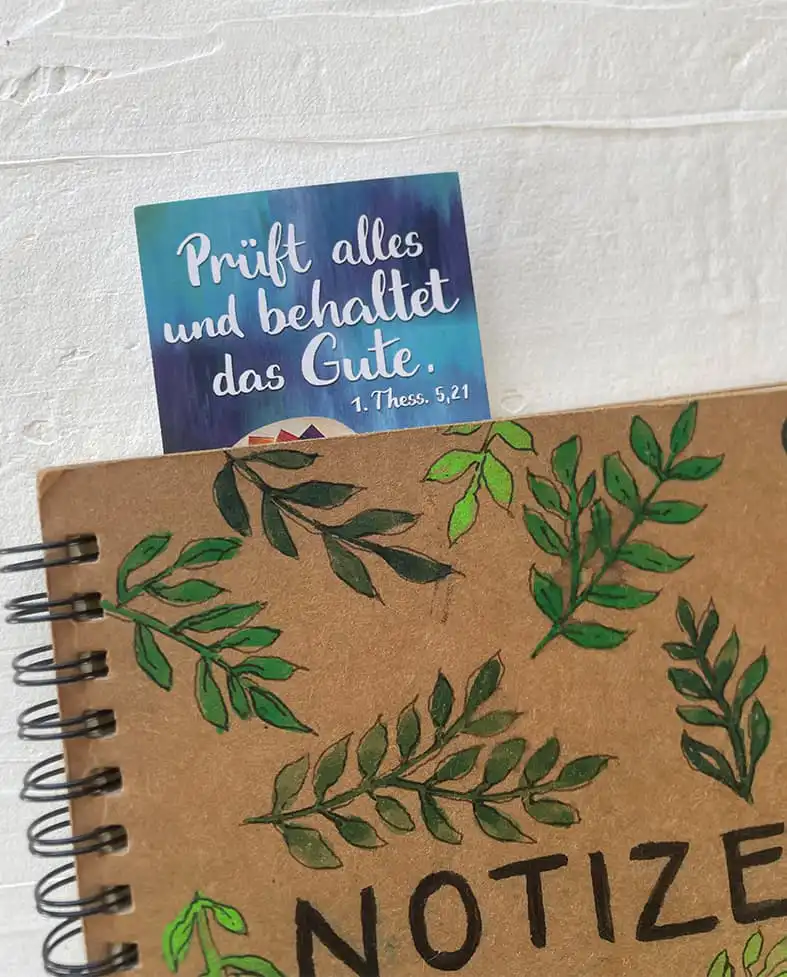 Lesezeichen Jahreslosung 2025 3 Gebetskarte mit Bibelvers und handgemachtem Notizbuch mit Naturdesign, christliche Inspiration.