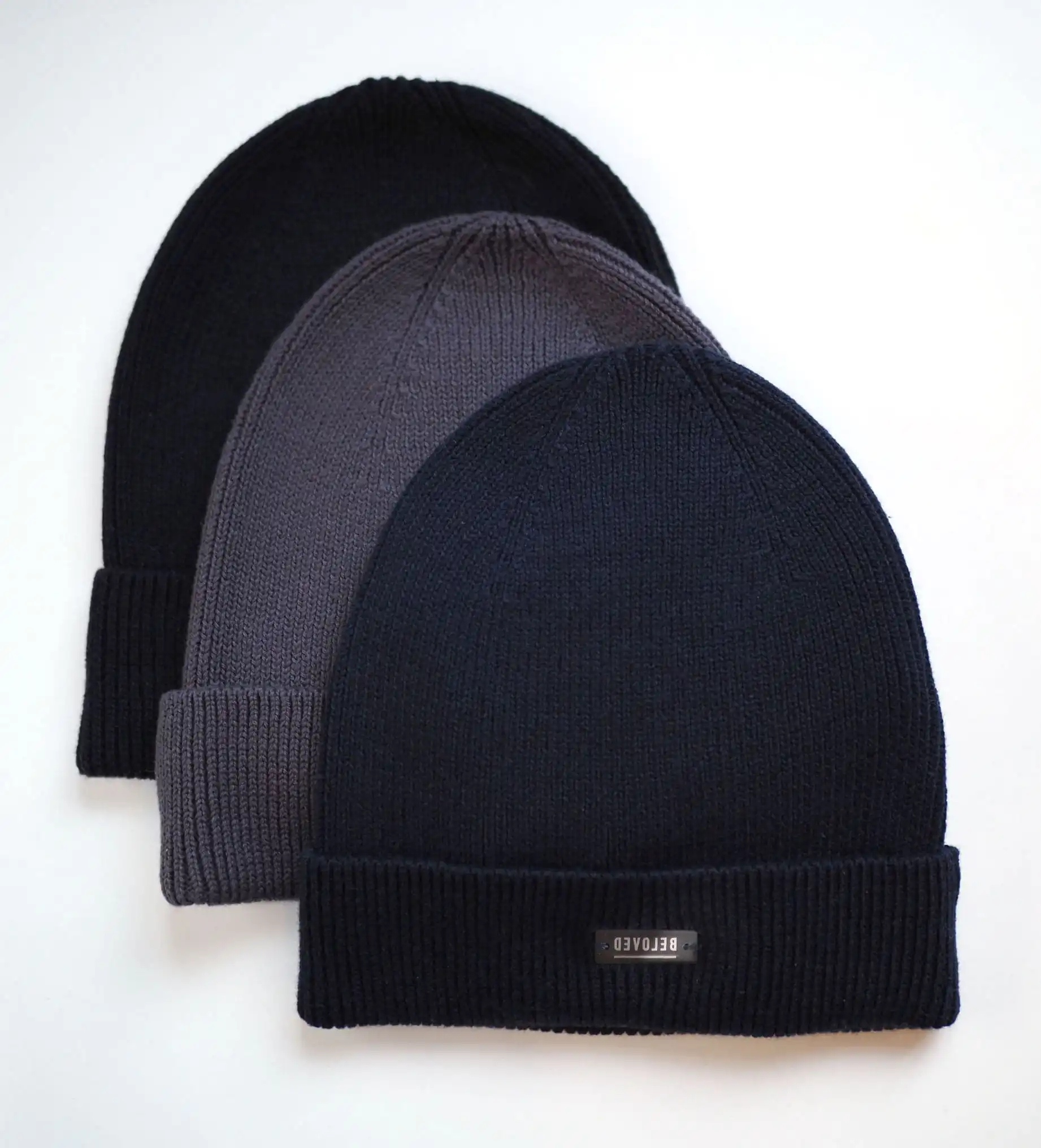 Modische Wollmützen in Schwarz, Grau und Dunkelblau für Herren und Damen.