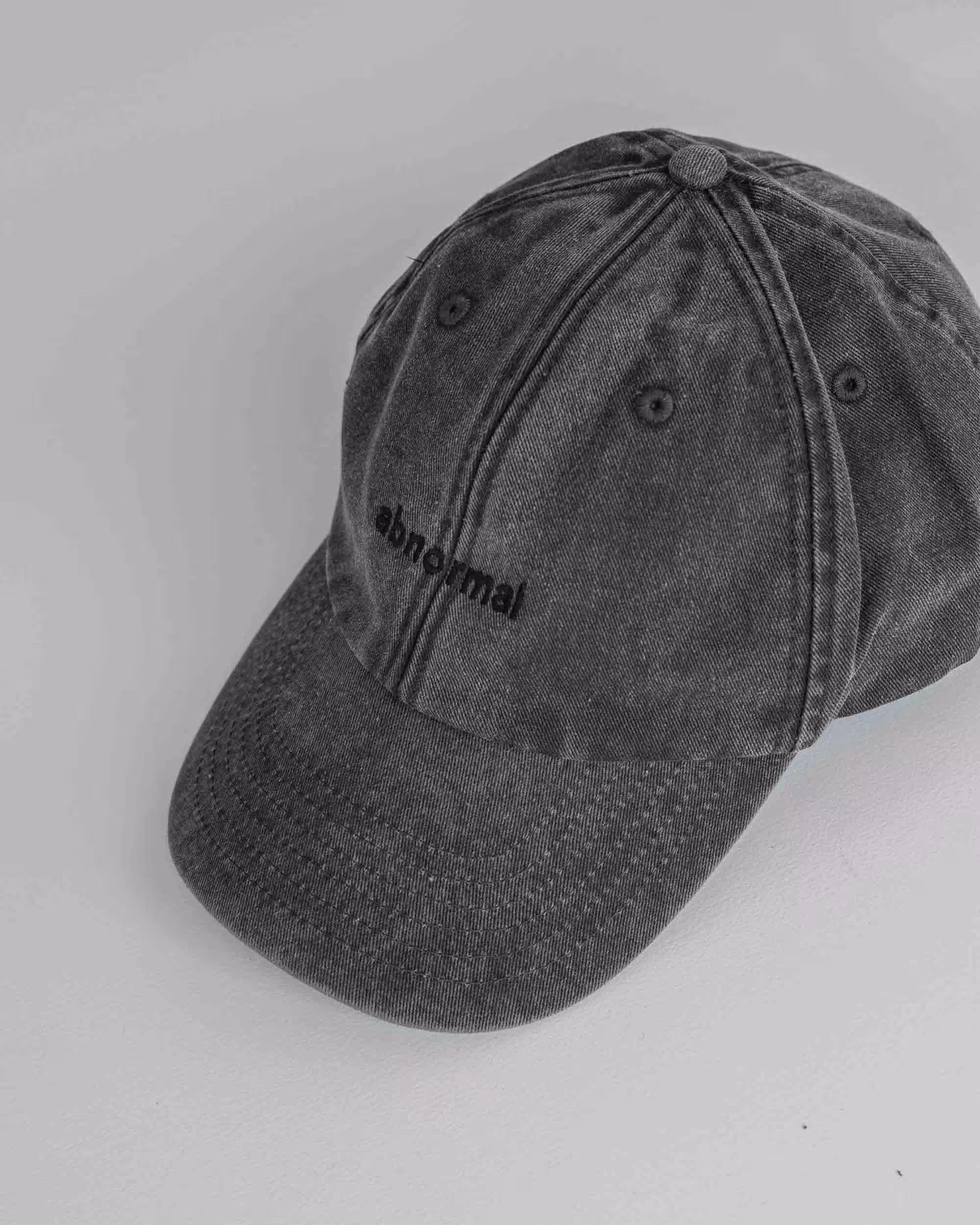 Beanie mit "abandoned" Aufschrift, christlicher Markenstil, modisches Statement Hut.