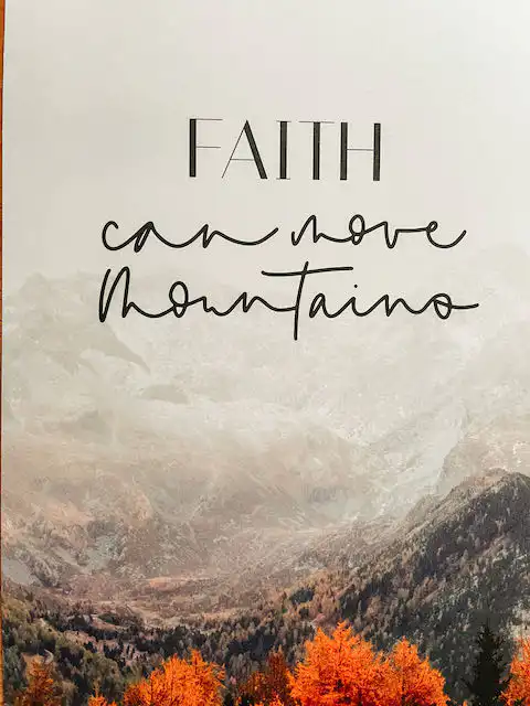 Glaube kann Berge versetzen, inspirierende christliche Wandkunst mit Berglandschaft.