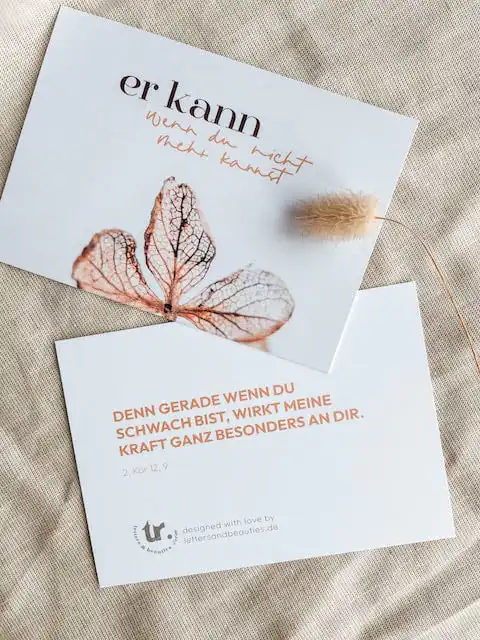 Ermutigungskarten im Kartenhalter aus Holz 2 Inspirierende christliche Zitate auf Karten, spirituelle Botschaften für Glauben und Hoffnung.