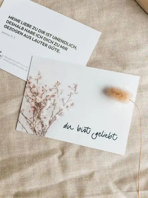 Ermutigungskarten im Kartenhalter aus Holz 3 Liebevolle christliche Grußkarte mit Blumen und Zitat, religiöser Karten-Shop, Mookho.de.