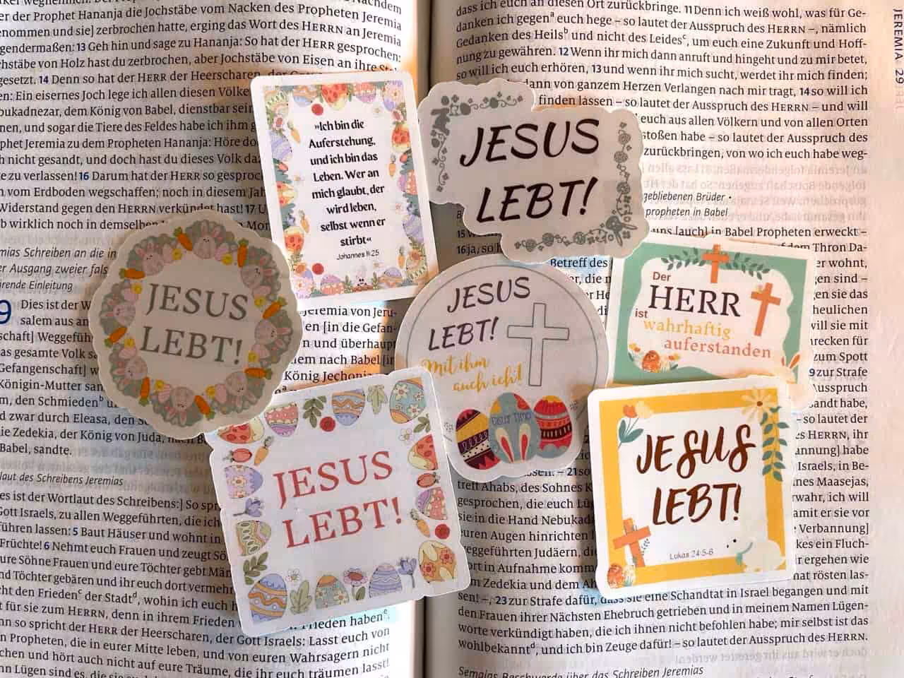 Jesus lebt! - Christliche Osterbotschaft, religiöser Gruß, Bibelvers, christliche Dekoration, inspirierende Karten.
