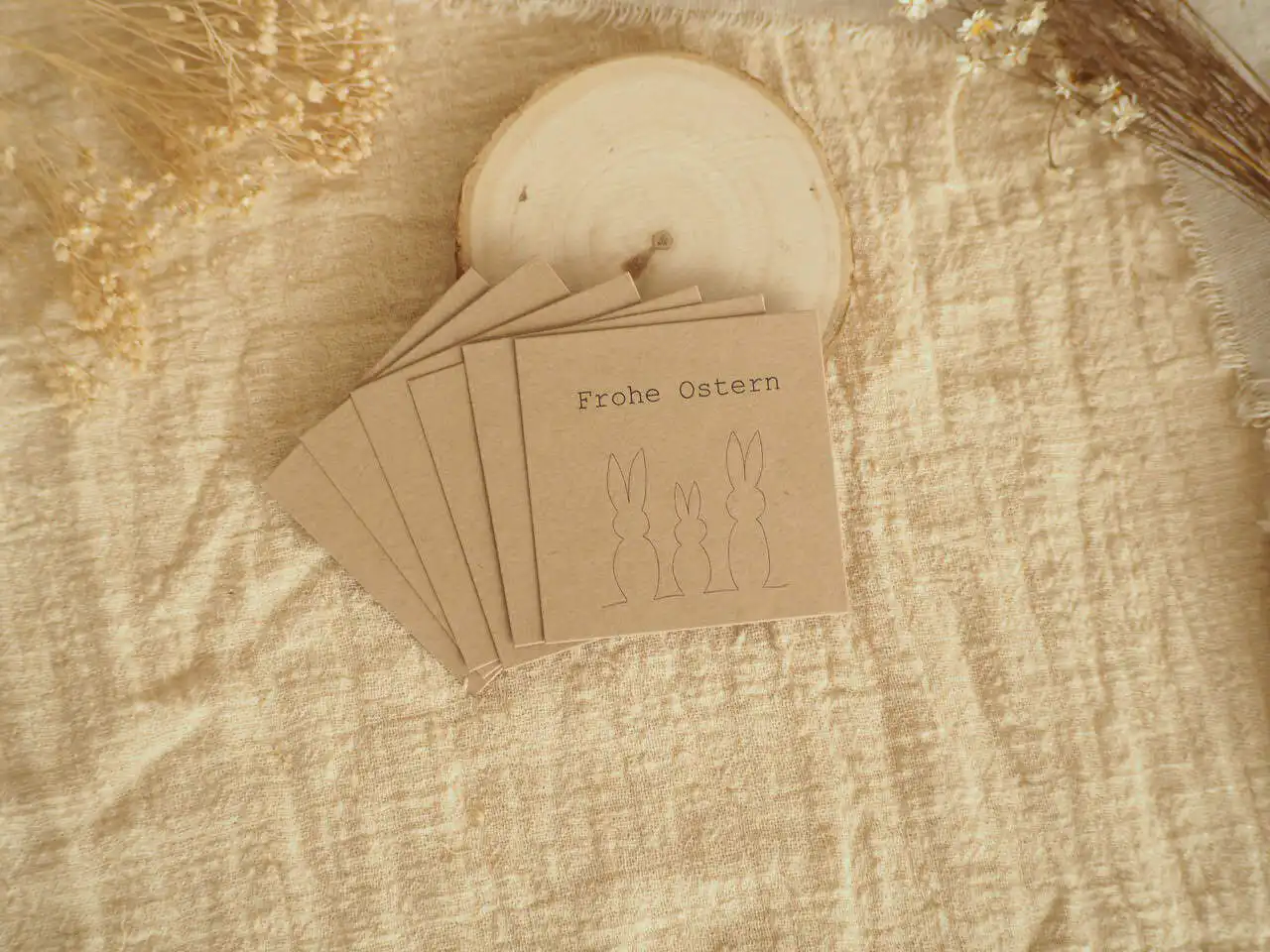 Zarte Osterkarte mit Hasenmotiv, christlicher Gruß, Ostern feiern, christliche Botschaft.