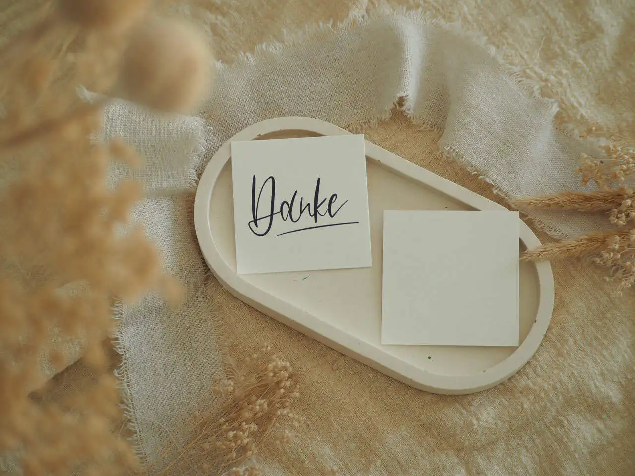 Danke, Dankekarten, 6er Minikartenset, Dankeschön 2 Dankeskarten auf einem weißen Herztablett mit Blumen und Stoffdekoration.