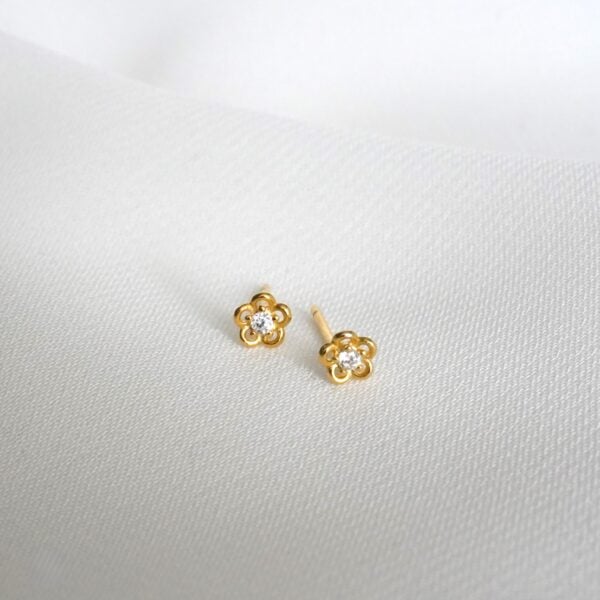 Feiner Goldschmuck mit Blumenmuster und Diamanten, christliche Schmuckmarke Mookho.