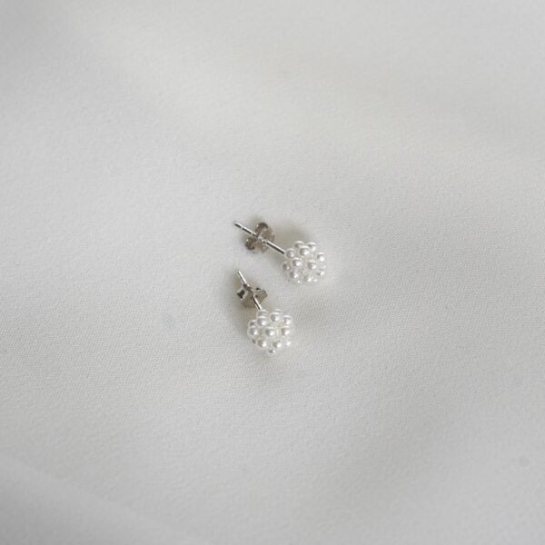 Perlenohrstecker mit Blumen-Design, elegante Modeschmuck für Christen, christliches Schmuckstück.