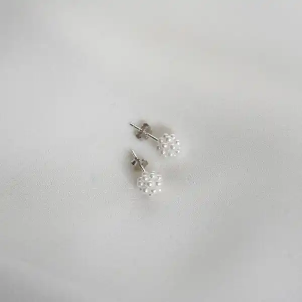 Perlenohrstecker mit Blumen-Design, elegante Modeschmuck für Christen, christliches Schmuckstück.
