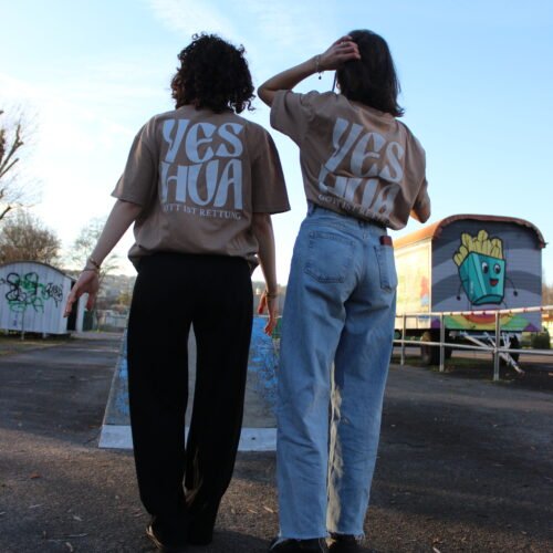 christliche Kleidung "Yeshua" | Oversized Tshirt | Beige | Weiß embraced.