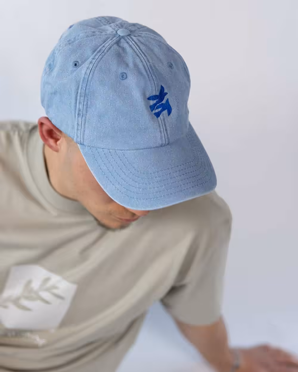 Moderner Cap mit christlichem Logo, nachhaltige Mode, christliche Marken, christliche Kleidung, religiöse Accessoires, Bibel inspiriert, christliche Mode, fair produzierte christliche Kleidung.