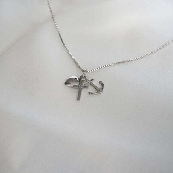 Religionsschmuck mit Kreuz, Anker und Taube, christliche Symbole, silberne Halskette.