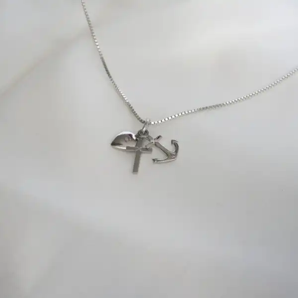 Religionsschmuck mit Kreuz, Anker und Taube, christliche Symbole, silberne Halskette.