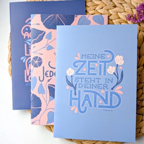 Gebetbuch mit christlichem Zitat, Erinnerung an Gottes Gegenwart, christliche Inspiration.