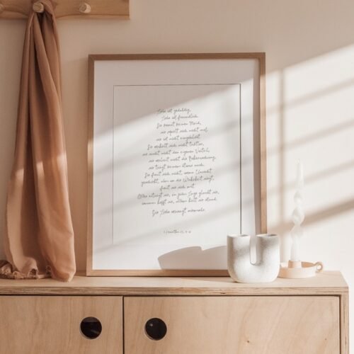 christliche Kleidung Liebe versagt nie | 1. Korinther 13 – Poster DIN A3 colibriARTS