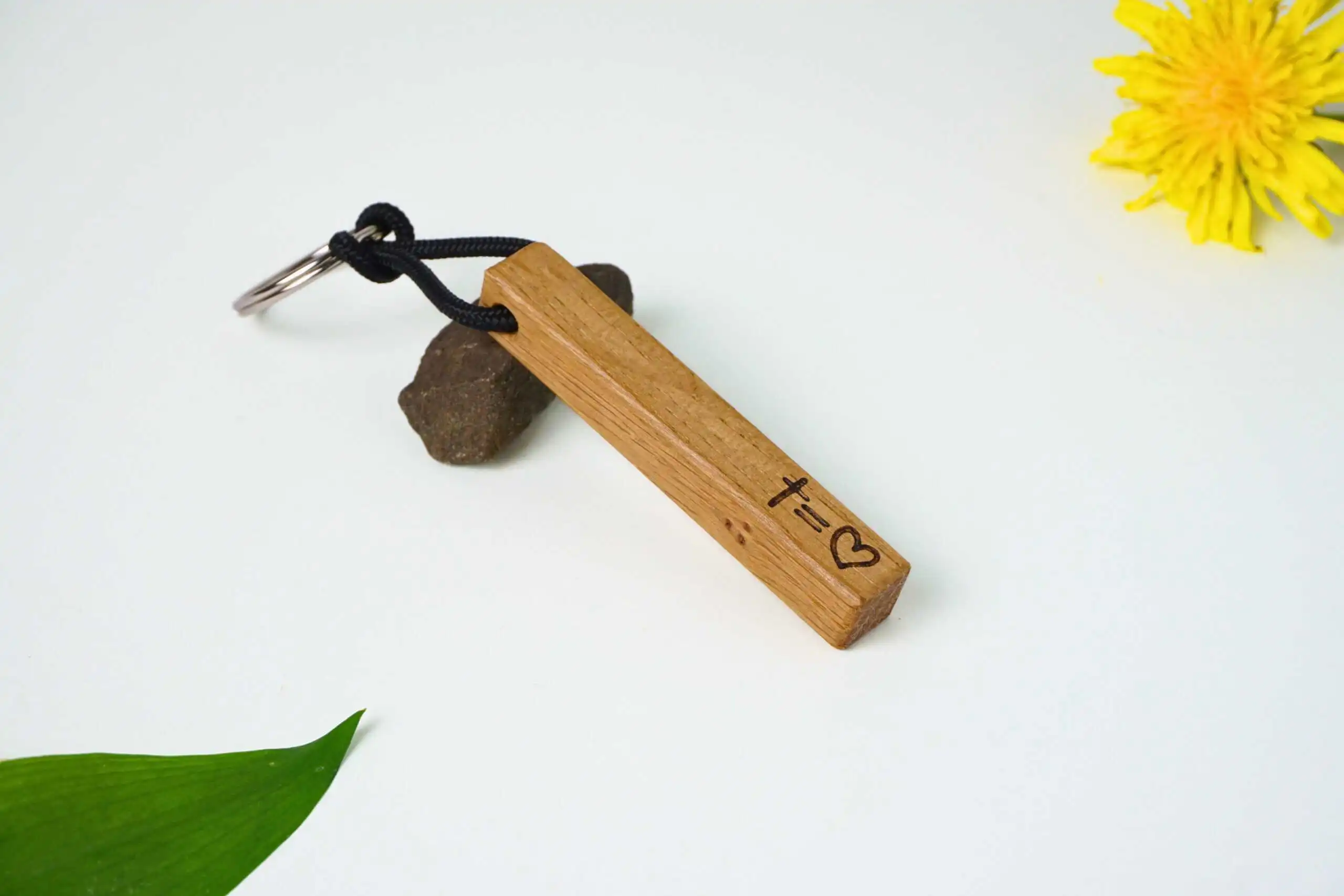 Christlicher Schmuckanhänger mit Bibelvers und Herzmotiv, beliebtes Merchandising-Produkt.